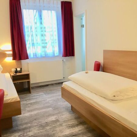 Zimmer mit 0,90 x 2,00 m getrennten Betten, renoviert 2018